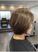 アウトラインに厚みを残したショートボブ