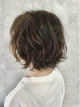 スリーセブン(37)の写真/ダメージケアしながら似合わせパーマで魅力を引き出す!メンズ・レディース問わず、幅広いスタイルに対応◎