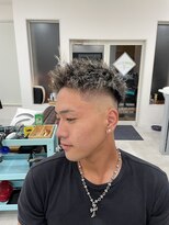 キューカンバー(CUCUMBER)&nbsp;メンズ【フェード×ツイストパーマ×ハイライト】