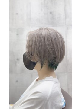 アリアバイエクラート 新宿南口店(ARiA by ECLART) 【takano style】ホワイトベージュ×インナーグリーンショート