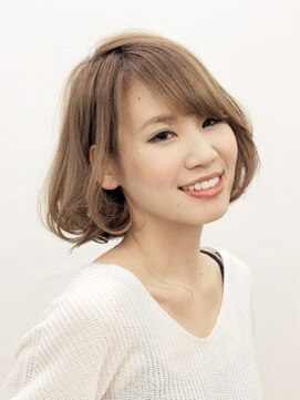 2階の美容室 ラフな動きの大人ボブ