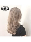 ホワイトグレージュミディアムヘアスタイル
