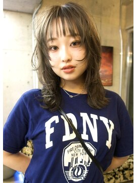 イェン(Yen.) オリーブベージュミディアムレイヤーウルフカットハッシュカット