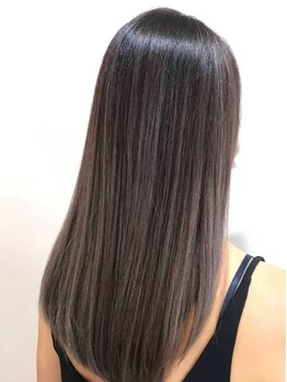 髪の状態を見極めて理想の美髪へ。個室サロンでゆったりくつろぎながら、感動の手触りヘアに髪質改善♪