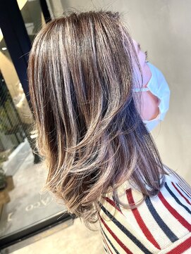 アコ(Aco) 上品バレイヤージュ/ベージュ/ゆる巻きレイヤー