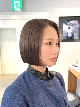 マカロニコースト(macaroni coast) 前髪なし顎ラインボブミニボブブリーチなしグレージュ大人ボブ