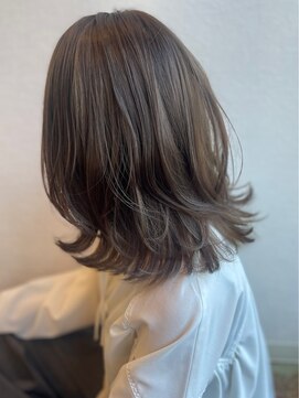 大人の髪に、品よく艶めくオリーブグレージュ