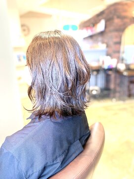 リタ(RiTA) 切りっぱなしボブにトップの部分をレイヤーを入れたスタイル