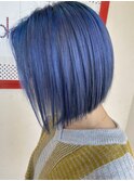 フラットボブ・ネイビーブルーで、モード感