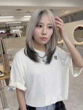 イェッカ(YECCA) ホワイトシルバーからブラックのエンドカラー（ブリーチ２回～）