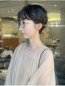 横顔も首筋も美しく魅せる。mm単位で計算された骨格補正カットで、360°完璧な美ショートヘアへ◎