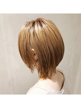 トゥーミー(to mee) レイヤードボブ×ハイトーンベージュ[ハイトーンカラー]