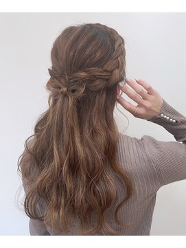 リノショアーズ 日本大通り店(RINOSHORES) ツイストリボンハーフアップブラウンベージュウェーブMAAYA