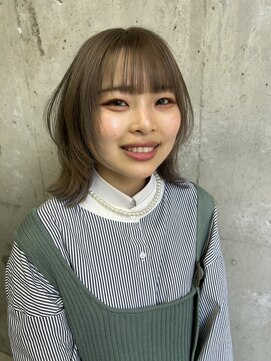 アルマモモ(Alma momo) ウルフカット×濃いめミルクティーベージュ