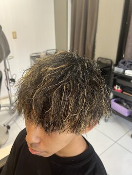 アイズ 海老名(AIZU) ツイストスパイラルパーマ 金メッシュ ツイストパーママッシュ