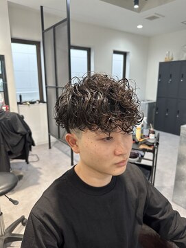 カルロイースタイル(CARLO e-style) スペインカールスパイラルパーマツーブロックフェード刈り上げ