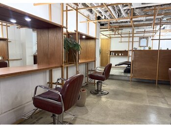 エイト(EighT)の写真/長野駅前で髪だけでなく、心も整う美容室！木の温もりあふれる癒しの空間で寛ぎを。