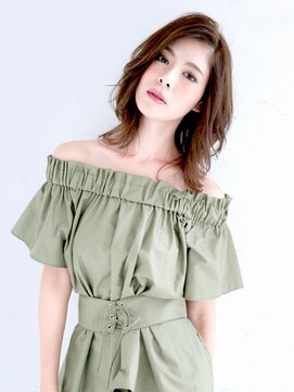 ユーアンボワーズ(U-AMBOISE) かき上げる仕草もキマる揺れ感ミディ