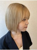タイトなストレートボブヘア