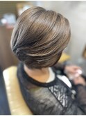 大人女性にオススメグレージュ系白髪ぼかしショート