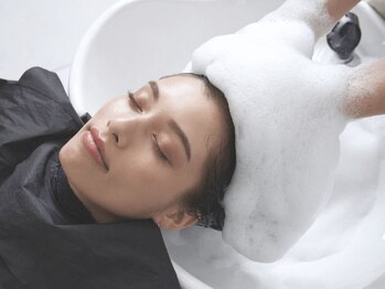 エル(ELLE)の写真/【栃木駅＊徒歩5分】泡ヘッドスパ導入！頭皮マッサージで血行を促進し、健康な頭皮を保ちます◎