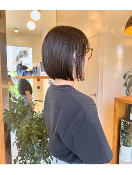 ビアノバ(via nova) 赤みのないヘアカラーの前下り内巻きボブ