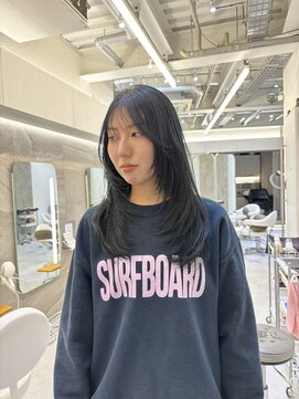 アナ ラーナ(Anna Lanna) 柔らかダークグレージュ×顔まわりレイヤー