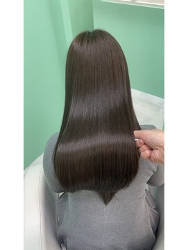 エラ(Ella) 髪質改善で叶えるオリーブベージュ