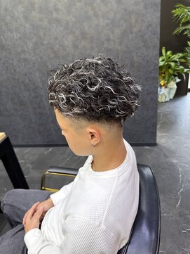 ワンフ(onef) ホワイトメッシュ×スパイラルパーマ