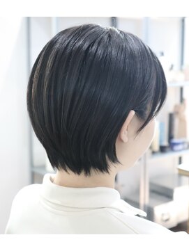 ウィスカーヘアー(whisker hair) 耳掛けショートボブ