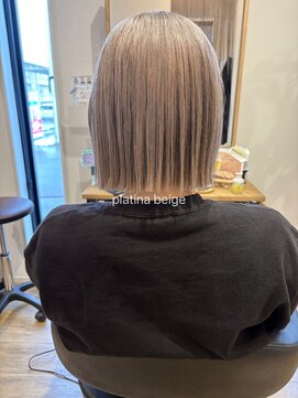 アンジュールテラス(UNJOUR TERRACE) プラチナベージュ×ぱっつんボブ