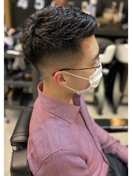 フランクスバーバー アンド ビアークラブ(FRANK'S BARBER and BEER CLUB) ショートレイヤーフェードかき上げワイルドアップバング