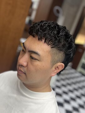 フランクス バーバー ウエストトウキョウ 吉祥寺店(FRANK’S BARBER WEST TOKYO) フェザーパーマサーフカール刈り上げセンターパート