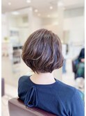 大人女性のふんわりひし形ショートヘア