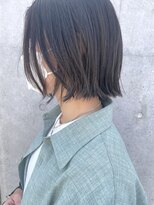 ソファ(sofa)&nbsp;グレージュカラー×ぱつっとボブ