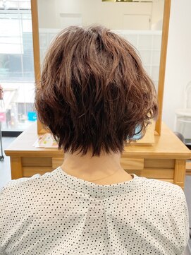 エムプラス 二子玉川(Mplus) 大人女性40代50代ふんわりショートカットパーマ 夏目サトル