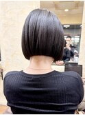 美しいラインの黒髪ボブがかっこいい