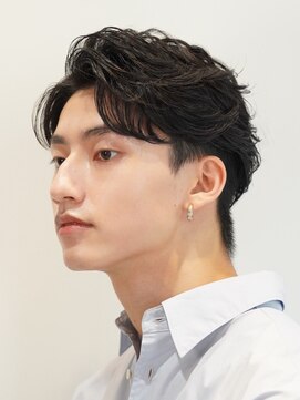 フィフス(fifth) 韓国風センターパートフェザーパーマ刈り上げビジネスヘア30代