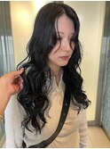黒髪ロングのパーマスタイル