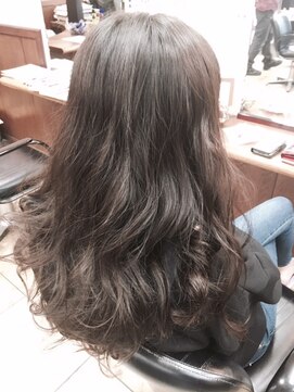 ヘアーアンドスパ ローラ(LoLa) 女性らしいロングパーマヘア