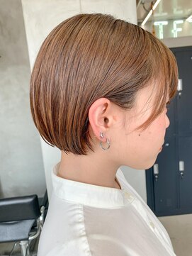 テトヘアー(teto hair) 前下がりボブ、耳掛けボブ、ベージュ、切りっぱなしボブ