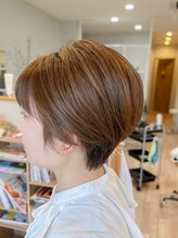 エホン(ehon) 桜の季節のお出かけには春風を感じさせる大人ショートカットで。