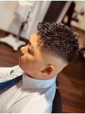 跳ねる毛とはおさらばアイロンパーマカール【バーバー/メンズ】