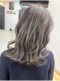 ◇くびれヘアが大人可愛い◎ハイライトで白髪を楽しむスタイル◇