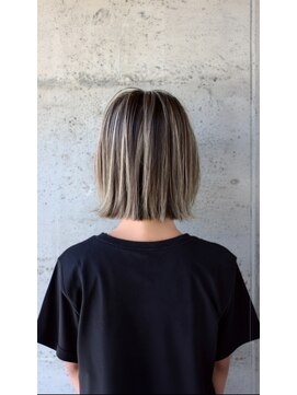 レビーヘアー(Revie hair) 大人の立体感バレイヤージュミニボブ