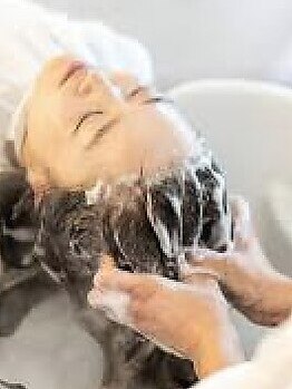 頭皮を健康的に美しく保つための贅沢スパ。髪の健康を維持するために、まずは頭皮ケアから…