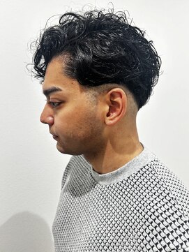 ヒュイル バイ ニアウ(Hwyl by Niau) メンズセンターパートパーマニュアンスパーマスパイラルパーマ