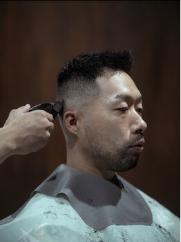 バーバーバー(BAR BER BAR)の写真/大人の男性は清潔感が大事。ミリ単位で印象を作り出すデザイン力。一剃りで第一印象を強力な武器に。