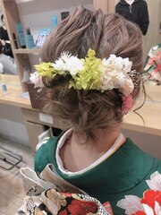 ミディアムヘアを華やかアップスタイルに♪［延山瞳styling］