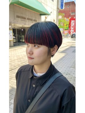 エマ(emma) 〈マッシュショート×ぱっつん×アンブレラカラー×レッド〉